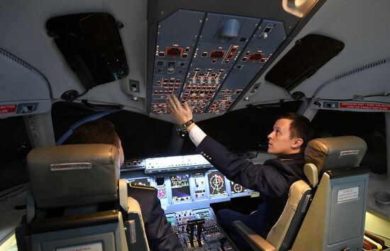 Конкурс пилотирования пассажирского самолета Sukhoi Superjet 100