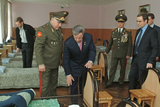 Посещение Б. Громовым Тверского суворовского военного училища