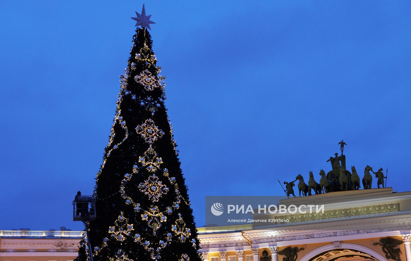 Монтаж главной новогодней елки в Санкт-Петербурге