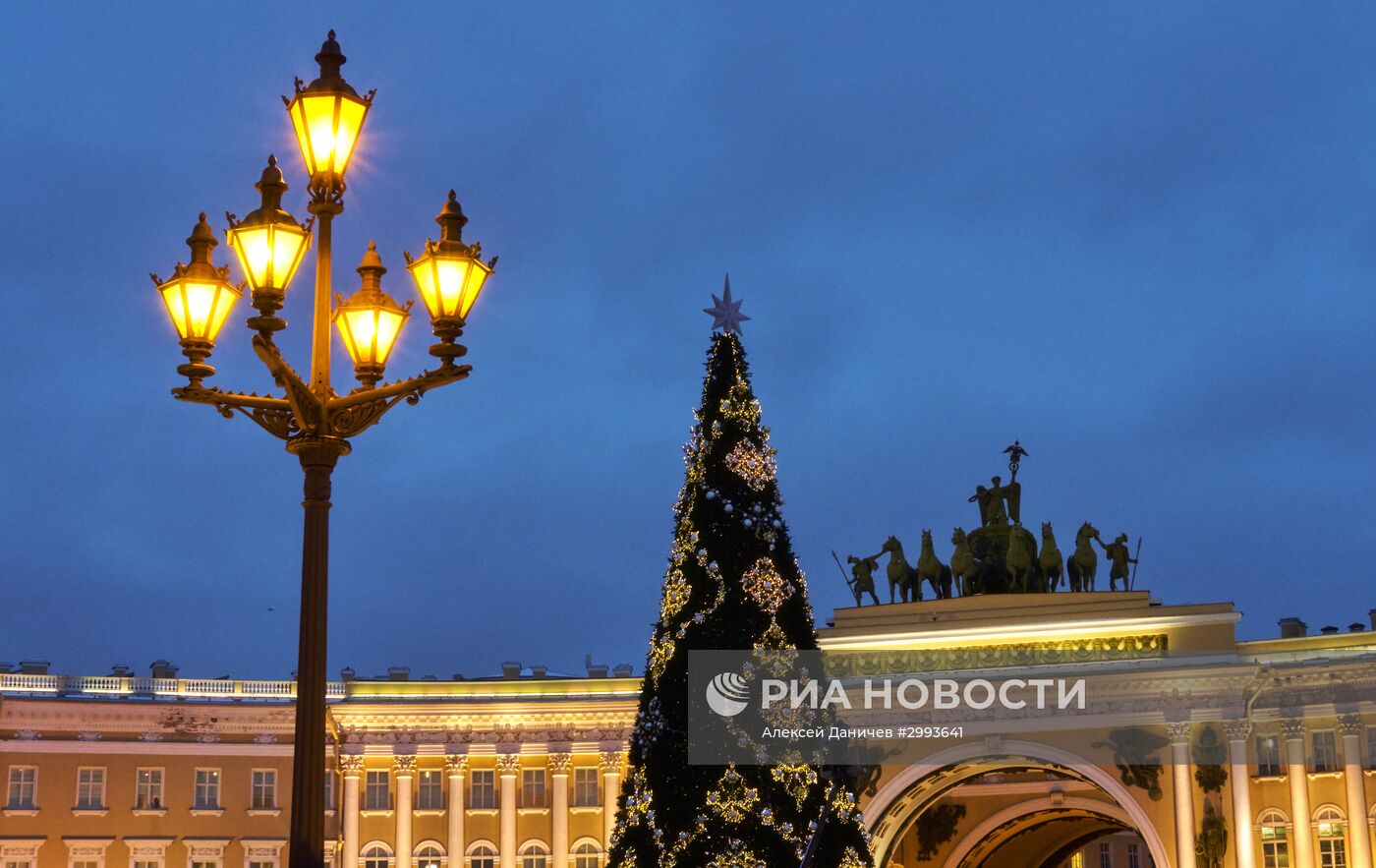 Монтаж главной новогодней елки в Санкт-Петербурге