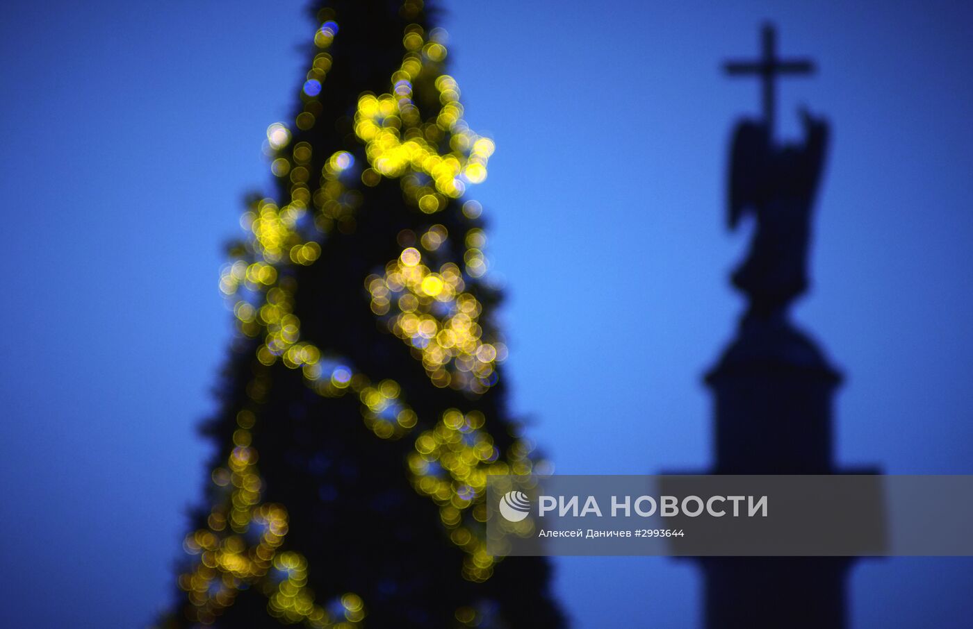Монтаж главной новогодней елки в Санкт-Петербурге