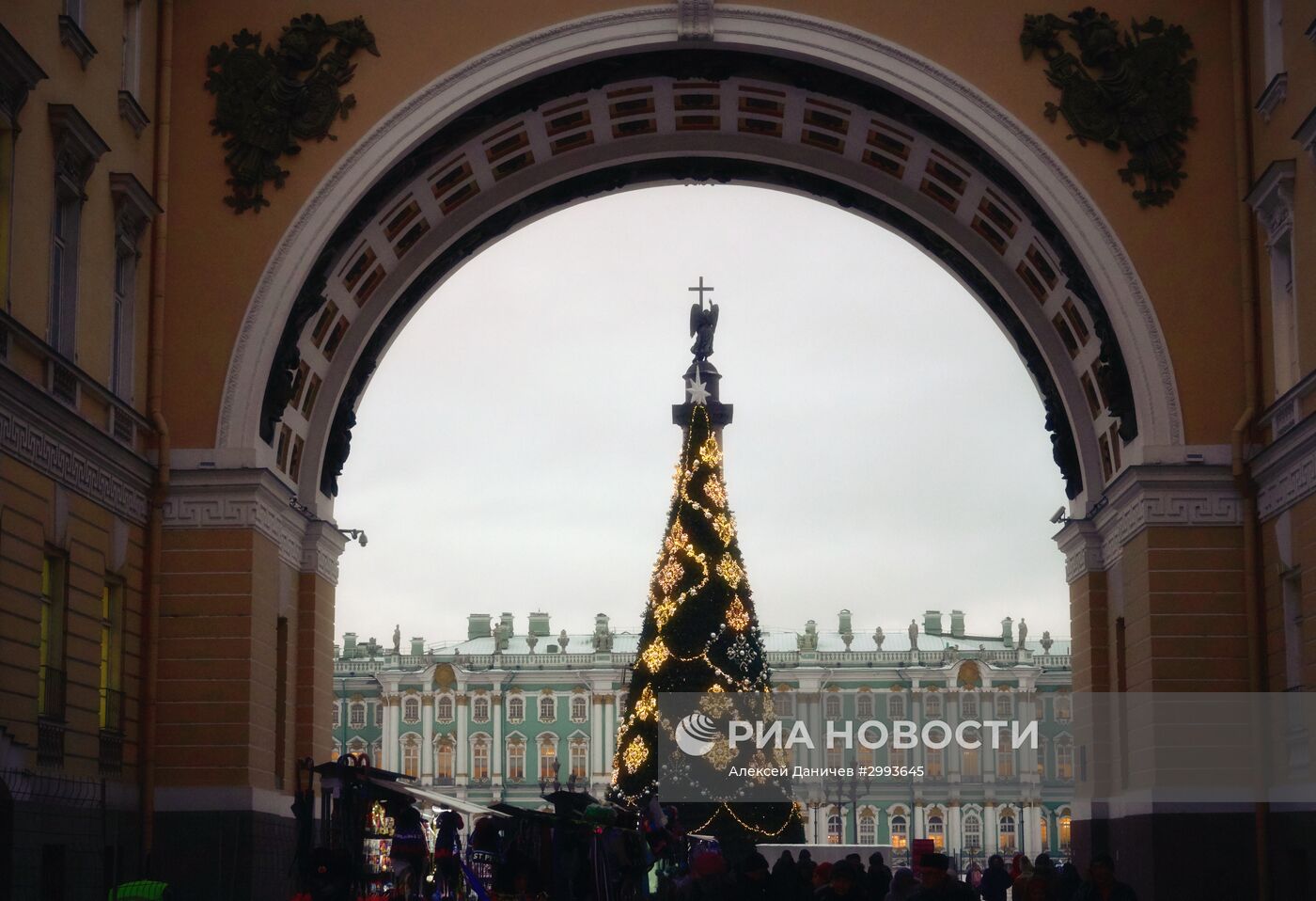 Монтаж главной новогодней елки в Санкт-Петербурге