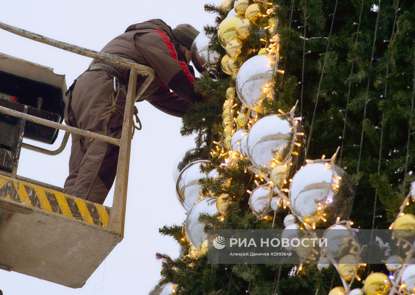 Монтаж главной новогодней елки в Санкт-Петербурге