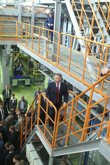 Б. Громов на заводе безалкогольных напитков "Фонте Аква"