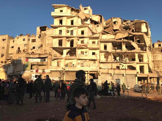 Жители Алеппо после вывода боевиков и членов их семей из восточного Алеппо
