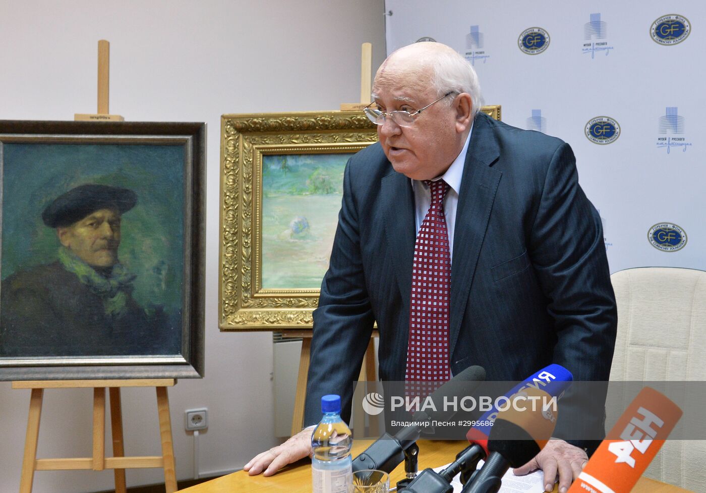 Михаил Горбачев передал картины Музею русского импрессионизма