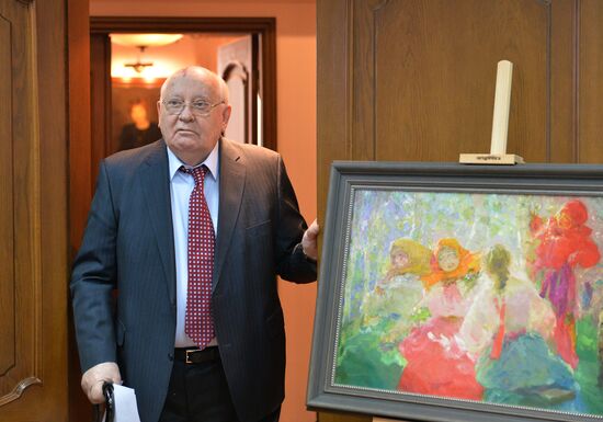 Михаил Горбачев передал картины Музею русского импрессионизма