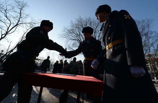 Церемония принятия присяги военнослужащими Росгвардии во Владивостоке