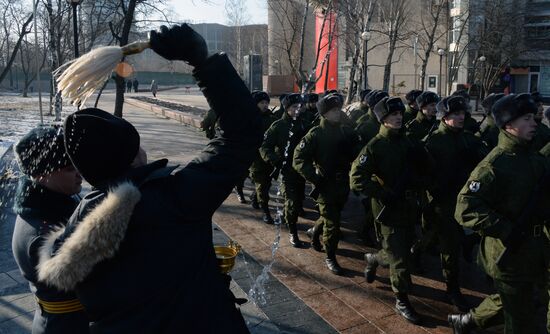 Церемония принятия присяги военнослужащими Росгвардии во Владивостоке