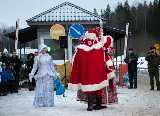 Встреча российского Деда Мороза и финского Йоулупукки в Ленинградской области