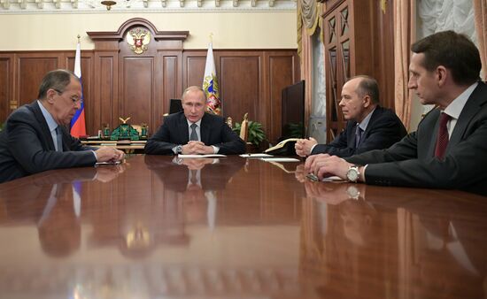 Президент РФ В. Путин провел совещание с главой МИД РФ, директором СВР и главой ФСБ