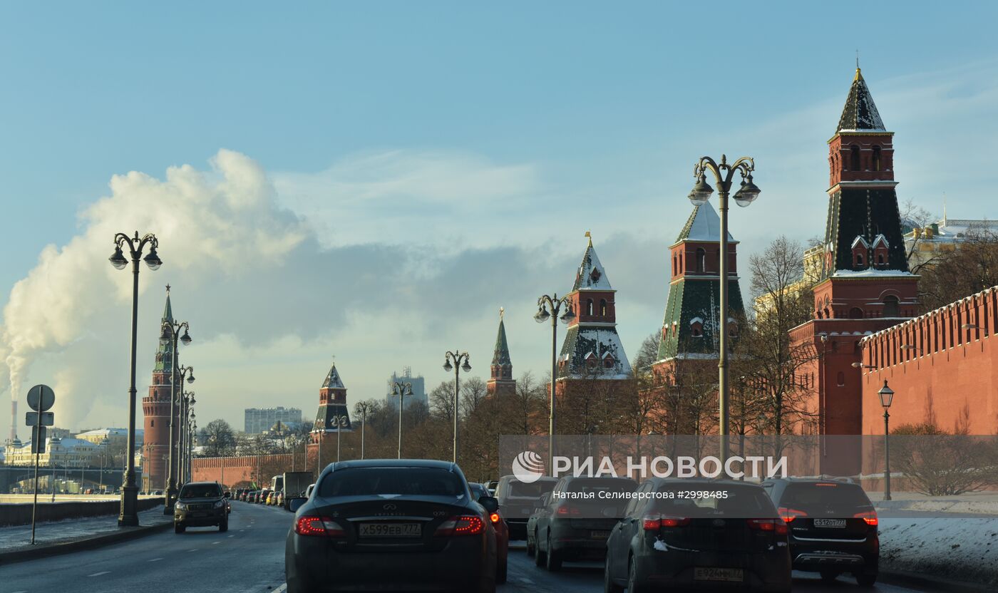 Кремлевская набережная в Москве