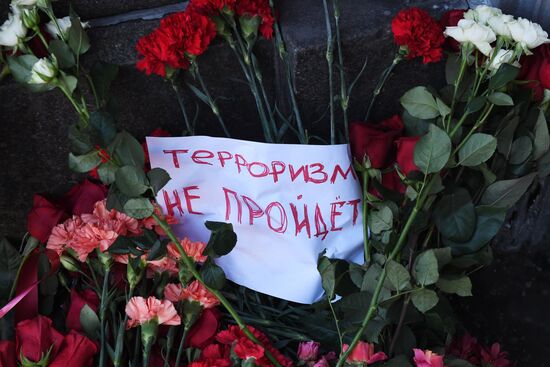 Цветы у здания МИД РФ в связи с гибелью посла России в Турции А. Карлова