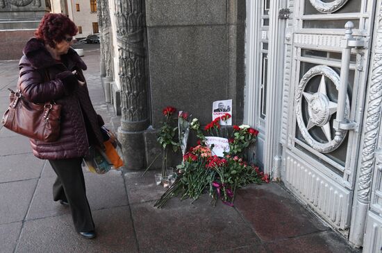 Цветы у здания МИД РФ в связи с гибелью посла России в Турции А. Карлова