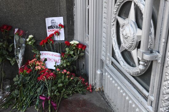 Цветы у здания МИД РФ в связи с гибелью посла России в Турции А. Карлова