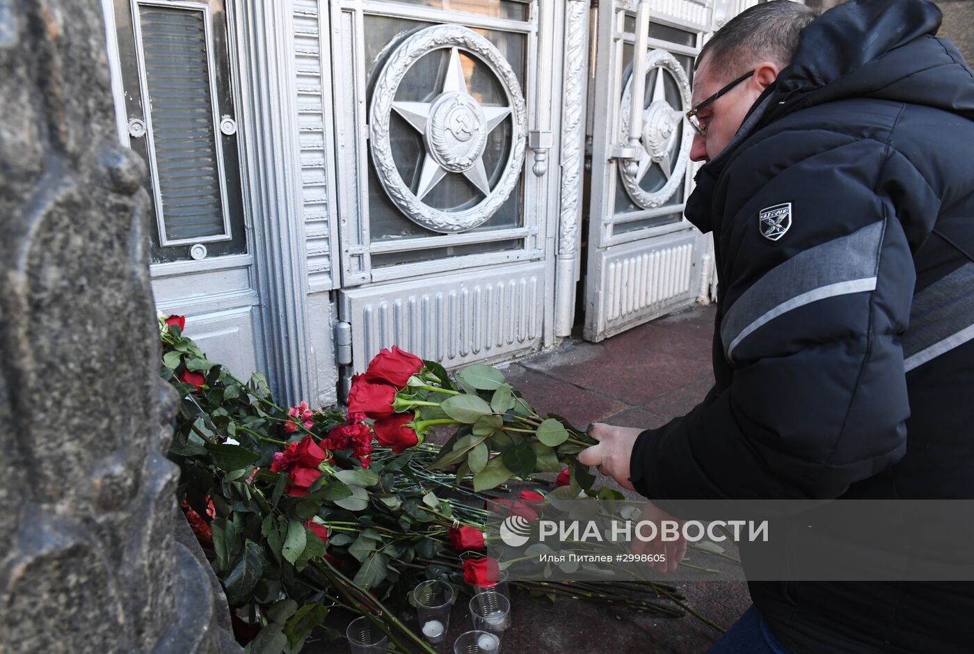 Цветы у здания МИД РФ в связи с гибелью посла России в Турции А. Карлова