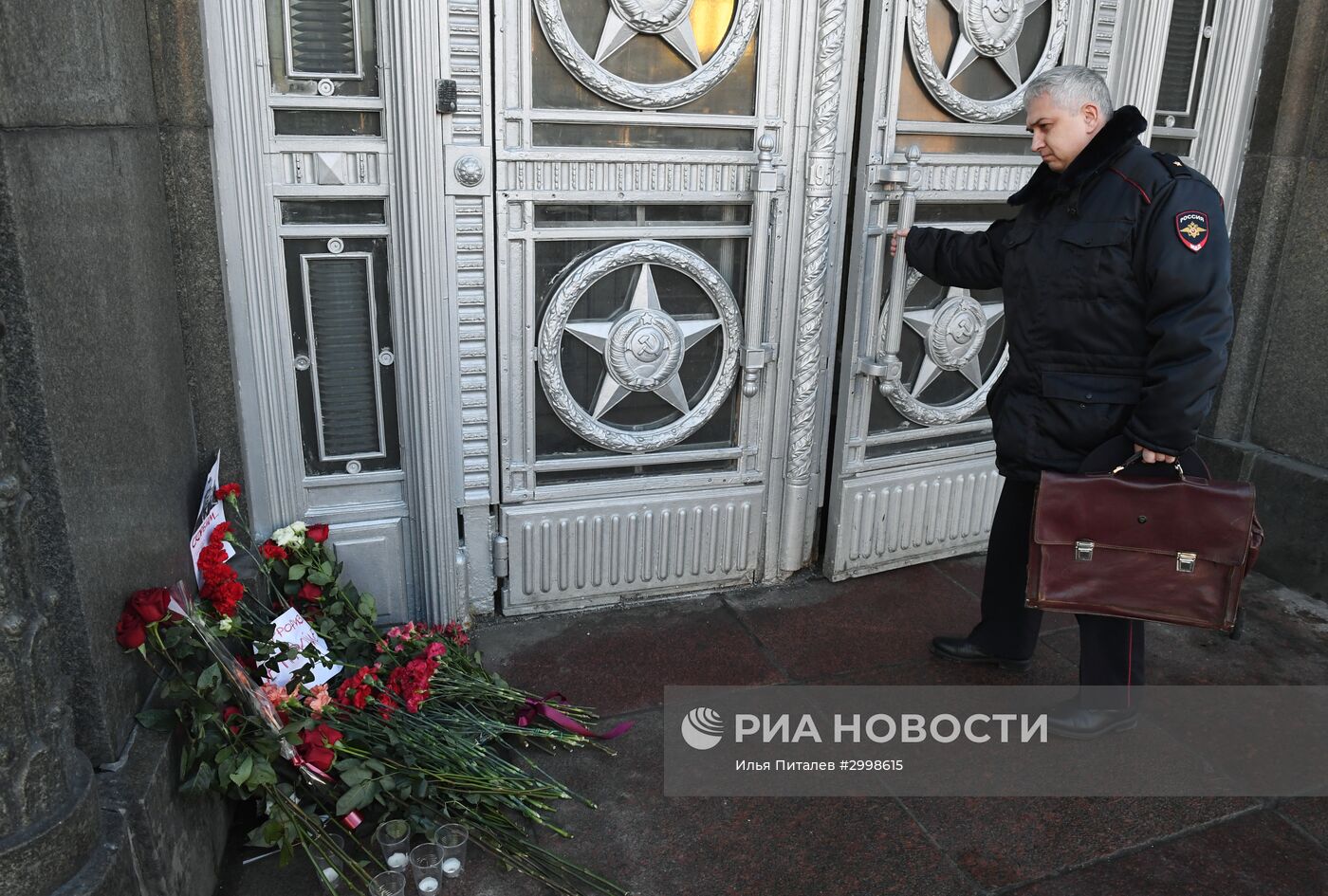 Цветы у здания МИД РФ в связи с гибелью посла России в Турции А. Карлова