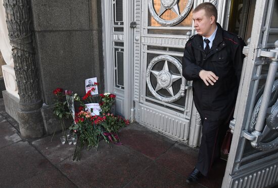 Цветы у здания МИД РФ в связи с гибелью посла России в Турции А. Карлова