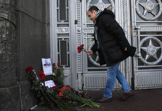 Цветы у здания МИД РФ в связи с гибелью посла России в Турции А. Карлова