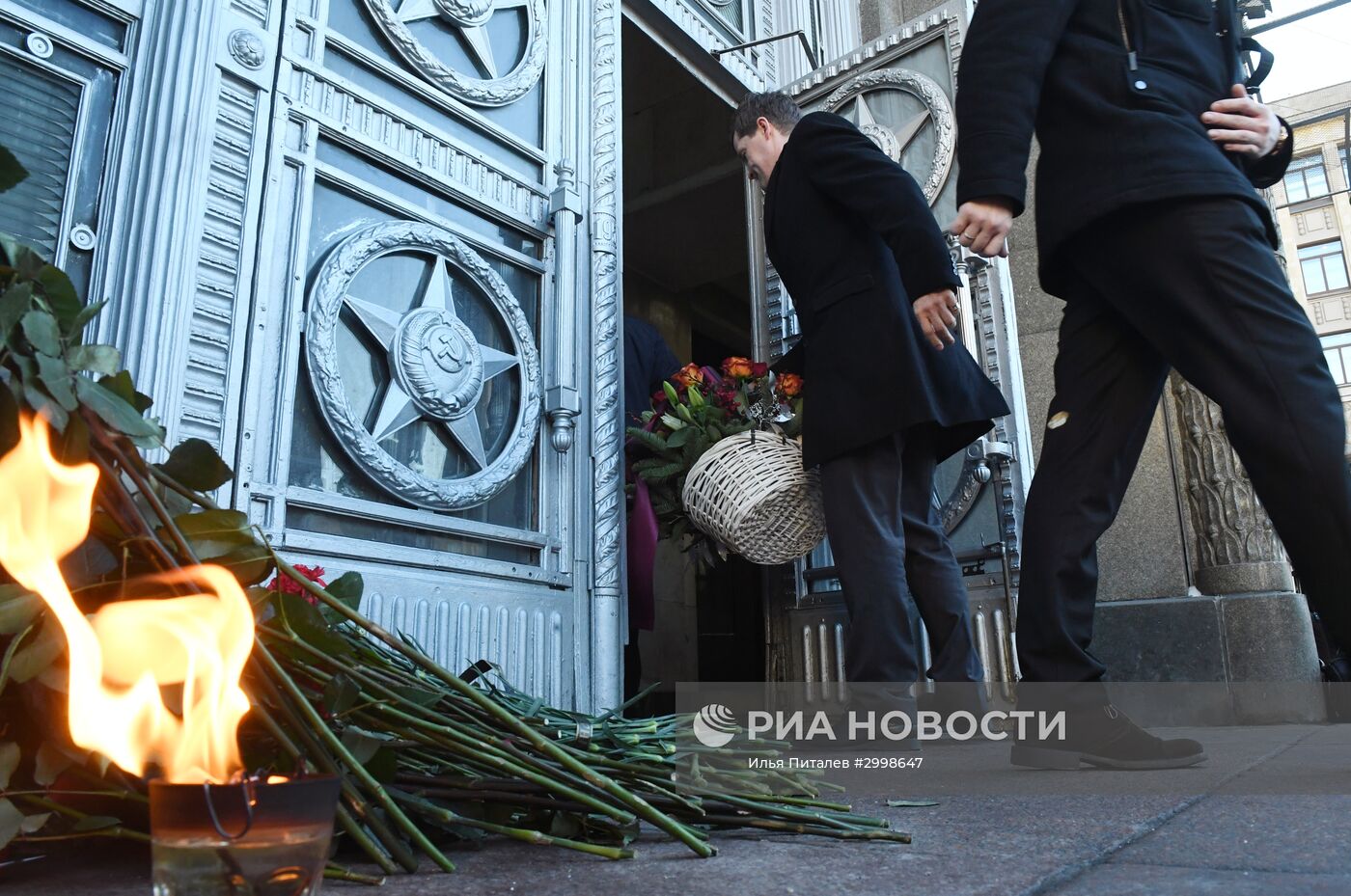 Цветы у здания МИД РФ в связи с гибелью посла России в Турции А. Карлова