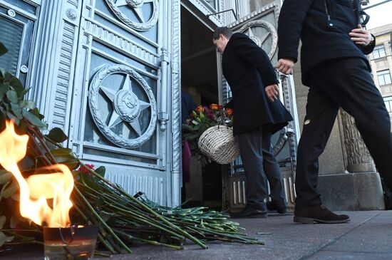 Цветы у здания МИД РФ в связи с гибелью посла России в Турции А. Карлова