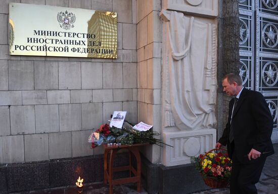 Цветы у здания МИД РФ в связи с гибелью посла России в Турции А. Карлова