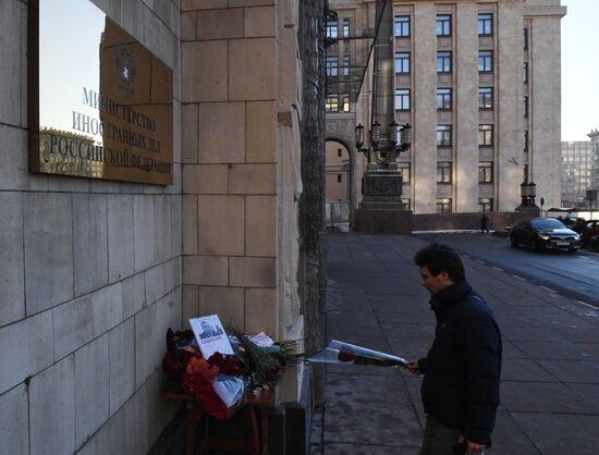 Цветы у здания МИД РФ в связи с гибелью посла России в Турции А. Карлова