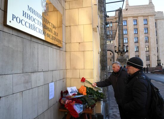 Цветы у здания МИД РФ в связи с гибелью посла России в Турции А. Карлова