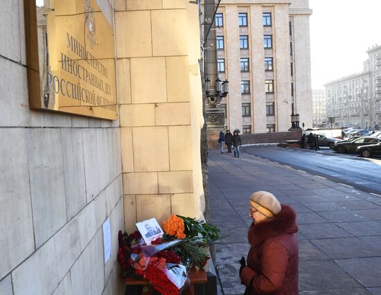 Цветы у здания МИД РФ в связи с гибелью посла России в Турции А. Карлова