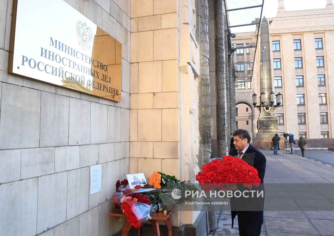 Цветы у здания МИД РФ в связи с гибелью посла России в Турции А. Карлова
