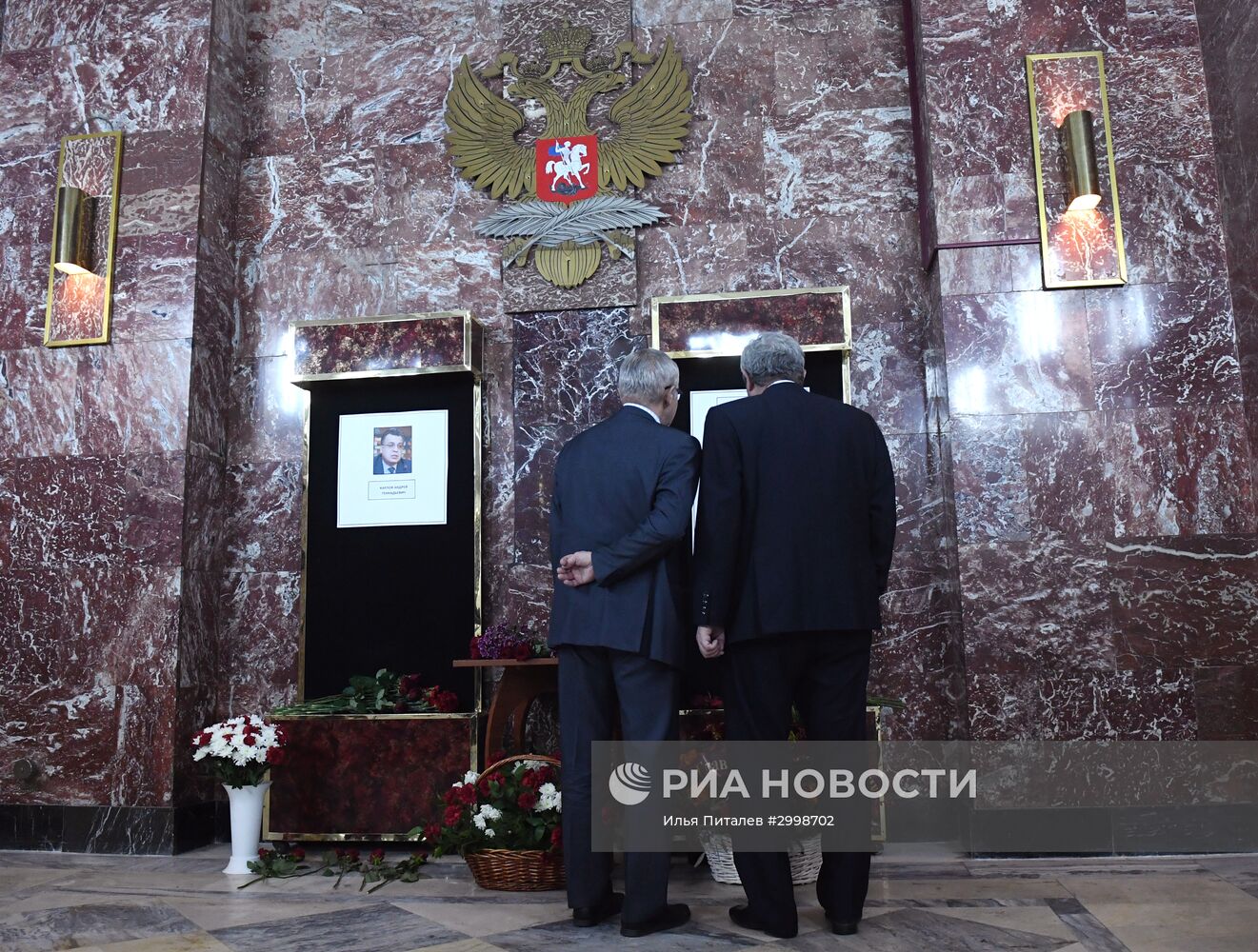 Цветы у здания МИД РФ в связи с гибелью посла России в Турции А. Карлова