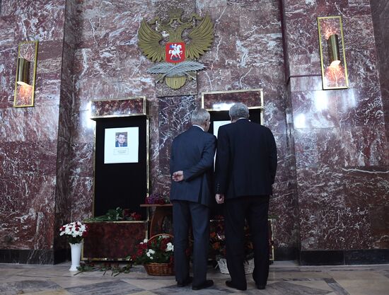 Цветы у здания МИД РФ в связи с гибелью посла России в Турции А. Карлова