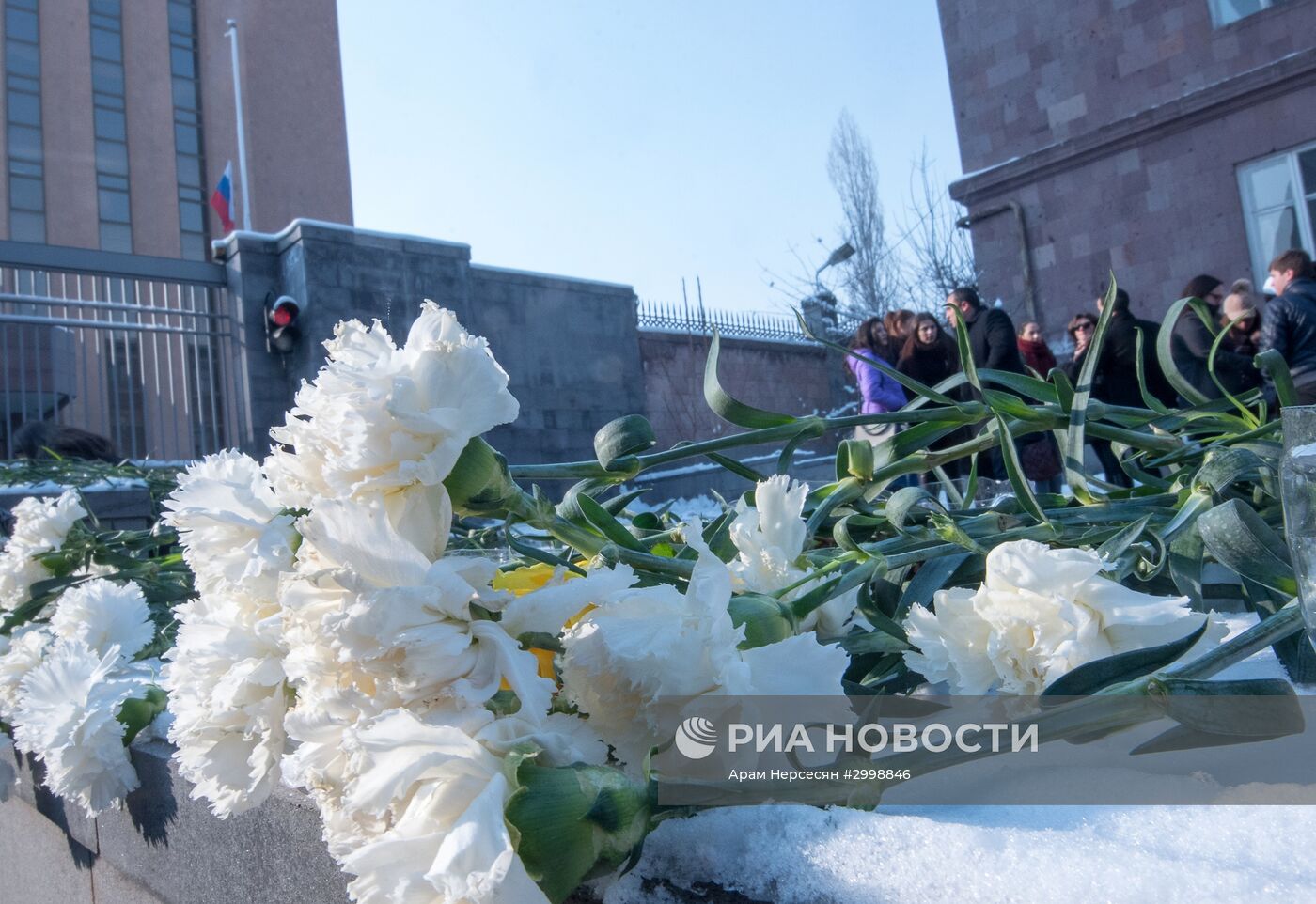 Цветы у посольства РФ в Ереване в связи с гибелью в Турции А. Карлова