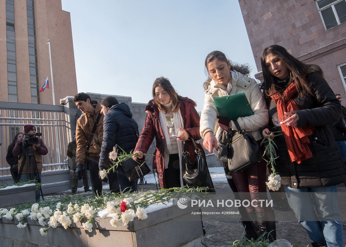 Цветы у посольства РФ в Ереване в связи с гибелью в Турции А. Карлова