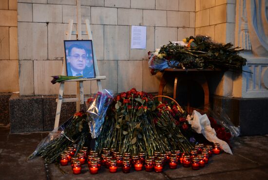 Москвичи несут цветы к зданию МИД РФ в связи с гибелью посла России в Турции А. Карлова