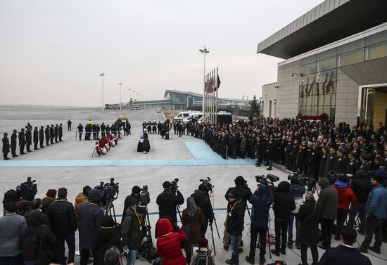 Прощание с российским послом А. Карловым в аэропорту Анкары