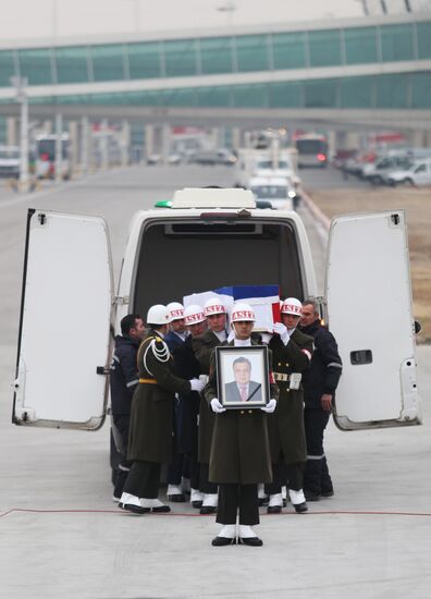 Прощание с российским послом А. Карловым в аэропорту Анкары