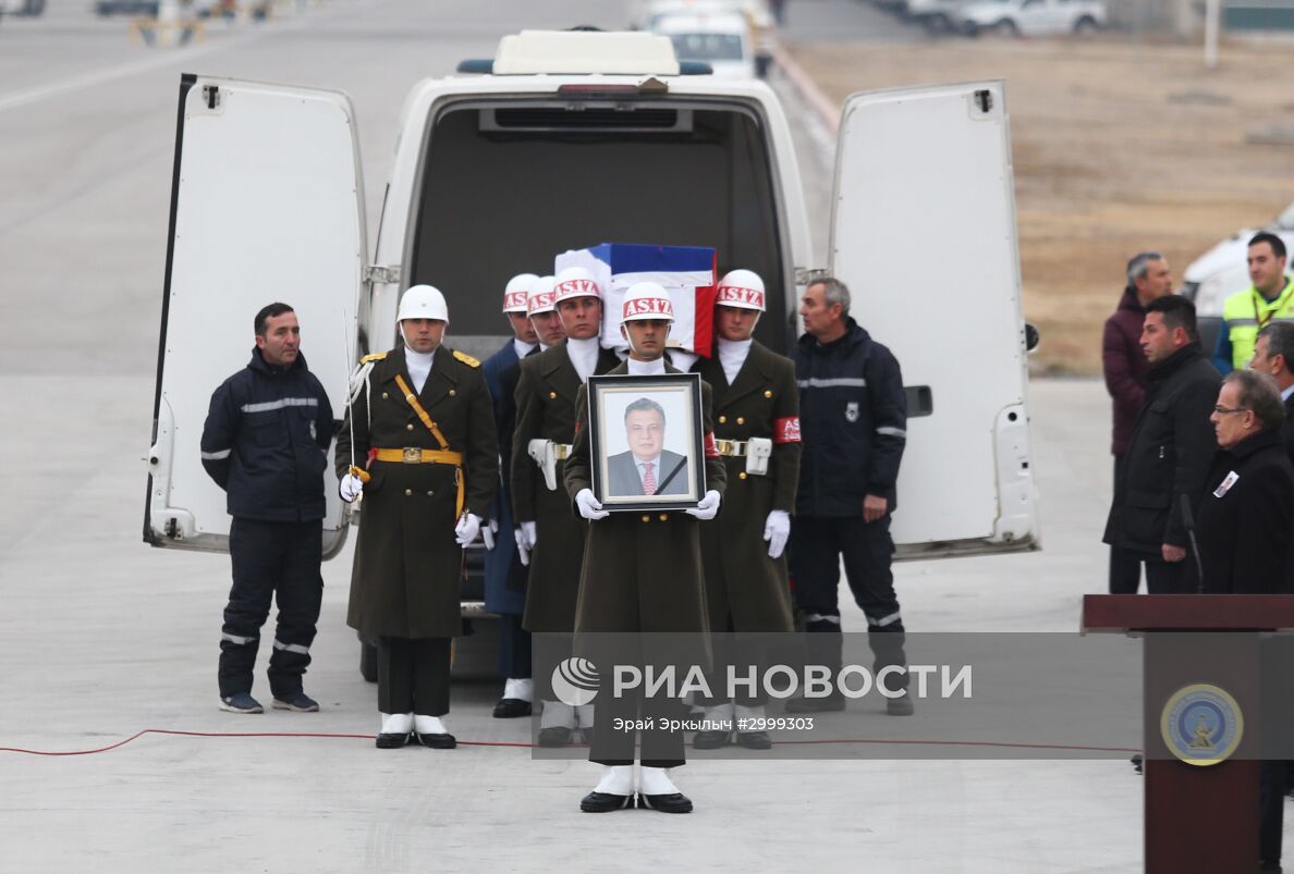 Прощание с российским послом А. Карловым в аэропорту Анкары