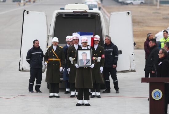 Прощание с российским послом А. Карловым в аэропорту Анкары