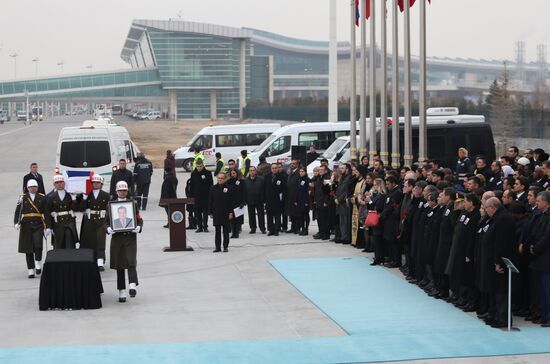 Прощание с российским послом А. Карловым в аэропорту Анкары