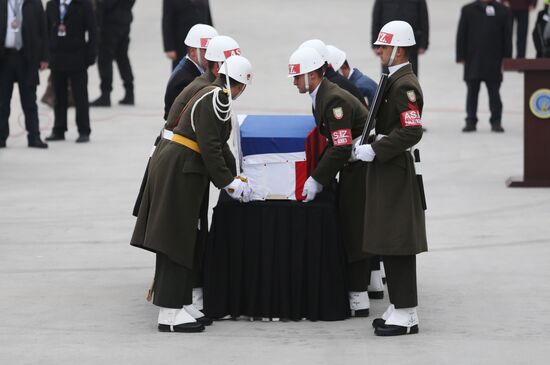 Прощание с российским послом А. Карловым в аэропорту Анкары