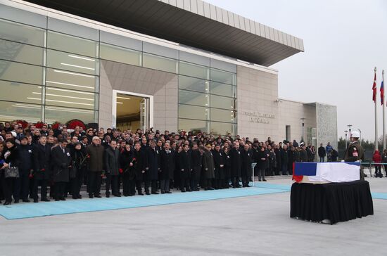 Прощание с российским послом А. Карловым в аэропорту Анкары