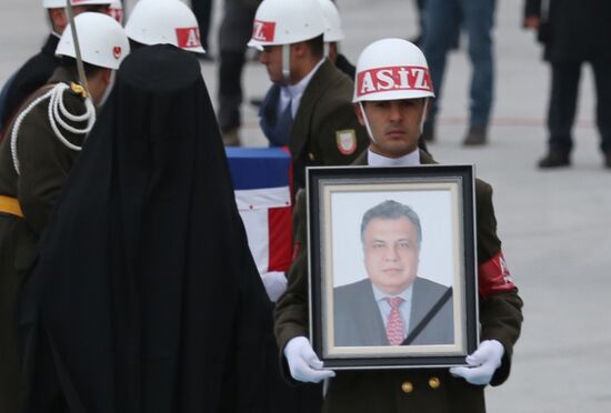 Прощание с российским послом А. Карловым в аэропорту Анкары