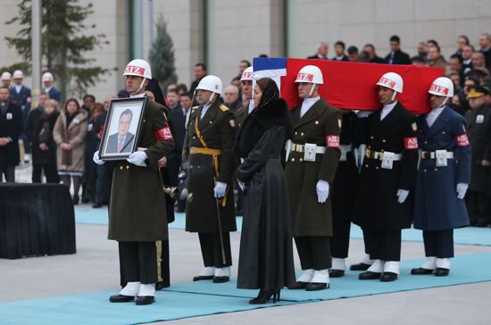 Прощание с российским послом А. Карловым в аэропорту Анкары