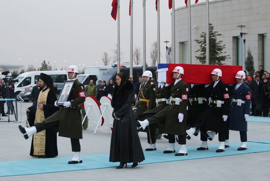 Прощание с российским послом А. Карловым в аэропорту Анкары