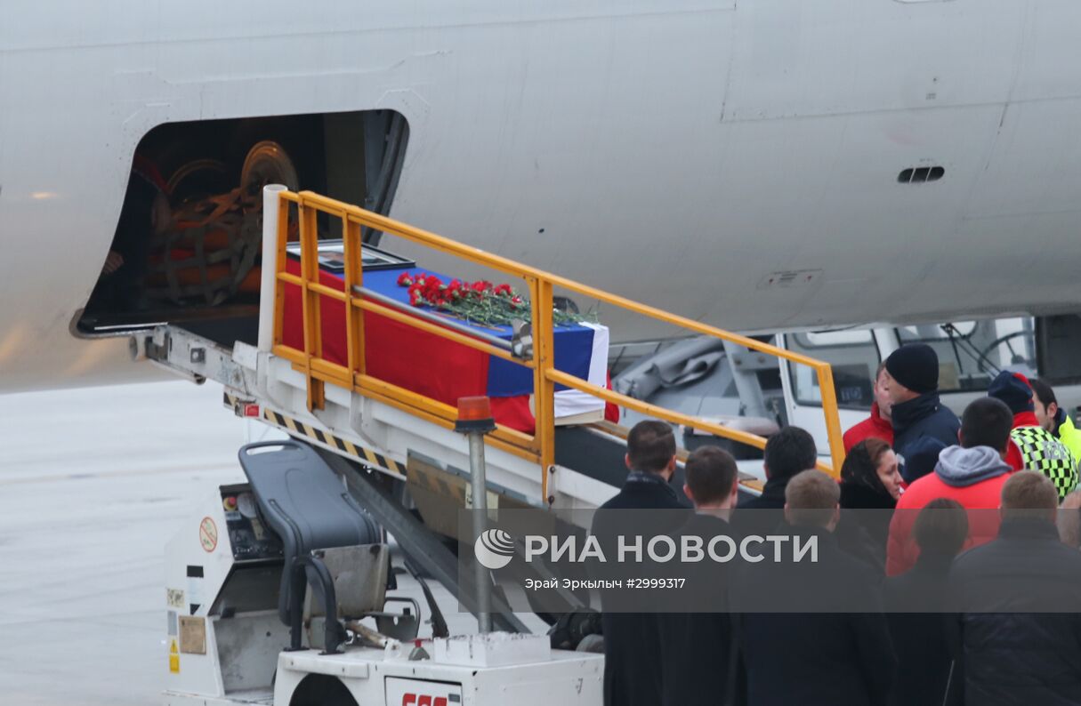 Прощание с российским послом А. Карловым в аэропорту Анкары