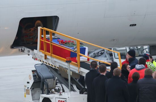 Прощание с российским послом А. Карловым в аэропорту Анкары