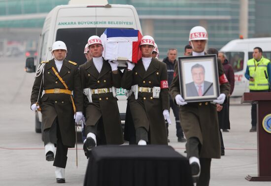 Прощание с российским послом А. Карловым в аэропорту Анкары