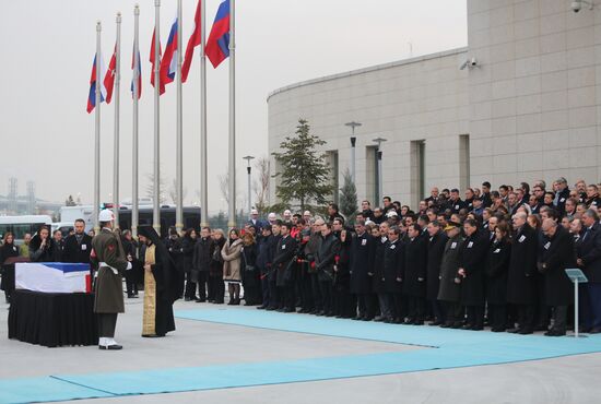 Прощание с российским послом А. Карловым в аэропорту Анкары