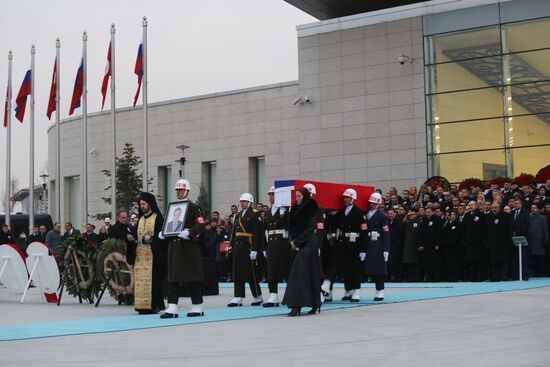 Прощание с российским послом А. Карловым в аэропорту Анкары